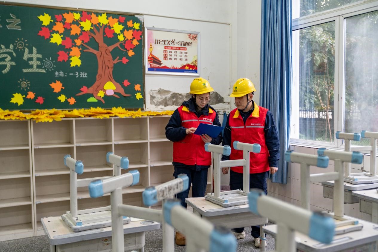 水電聯合安全檢查大足區雙路第二小學。國網重慶永川供電公司供圖