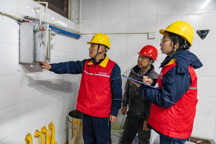 聯合小組對學校食堂開展安全檢查。國網重慶永川供電公司供圖