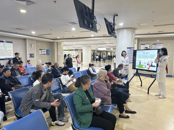 掛號候診區現場科普。重慶醫科大學附屬第三醫院（方大醫院）供圖