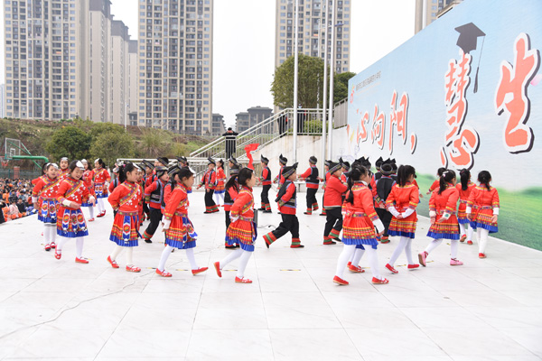 江津區雙福第四小學開展“共筑團結夢，同啟新學年”活動，師生攜手跳土家族擺手舞。雙福四小供圖