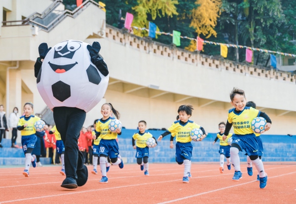 足球聯賽開幕式展示。渝中區教委供圖