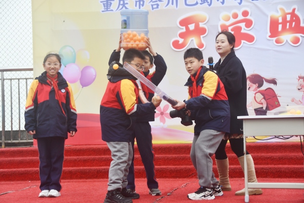 學生科技秀。重慶市合川巴蜀小學供圖