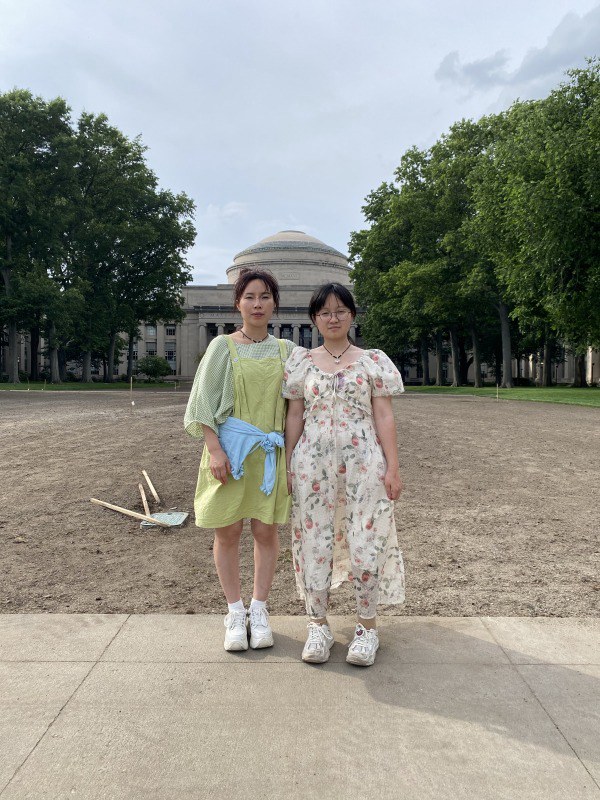 2023年暑假，黃燕陪王蕓菲在美國治療期間的合影。受訪者供圖