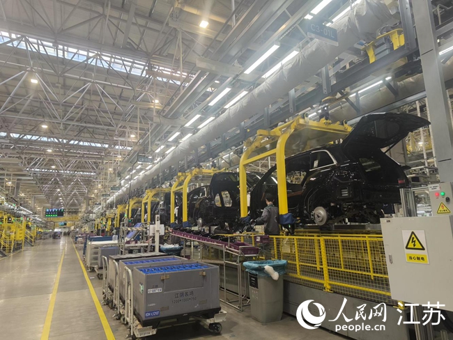 理想汽車常州基地自動化生產線。人民網 趙登巖攝