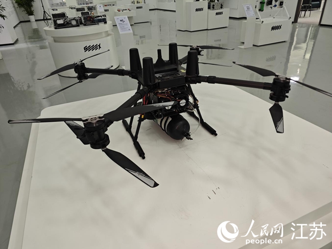 溯馭技術斬獲日內瓦國際發明展金獎的氫動力智能安全無人機。人民網 徐晨曦攝