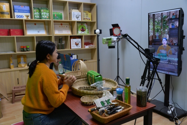 工作人員直播推介銅鼓優質農副產品。銅鼓鎮供圖