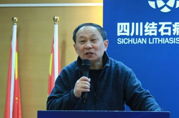 重慶松山醫院膽結石中心主任密雷上臺巡講。重慶松山醫院供圖