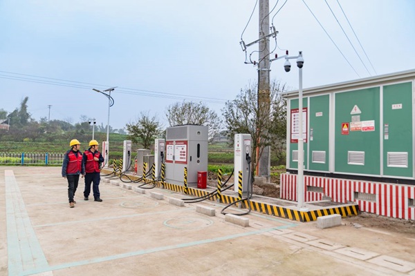 電力人員開展鄉鎮充電站安全巡視。國網重慶永川供電公司供圖