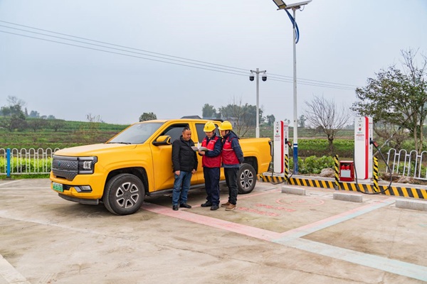 電力人員服務新能源車主充電。國網重慶永川供電公司供圖