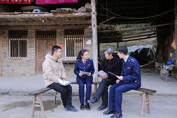孫和發（左一）帶領彭水縣稅務局稅務干部入戶宣傳，收集納稅人繳費人意見建議。謝紹春攝