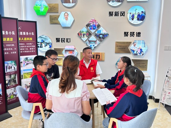 顏林帶領著孩子們、老師們走進農家書屋。梁平區委宣傳部供圖