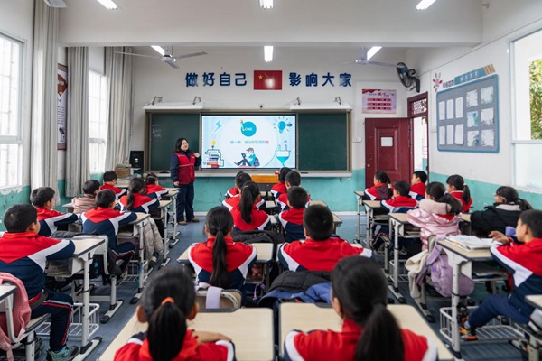 電力志愿者為學生們開設安全用電開學第一課。國網重慶永川供電公司供圖