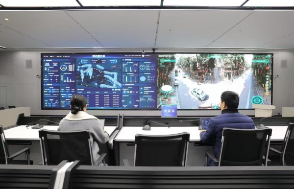 大足區數字化城市管理中心工作人員正在查看“數治窨井蓋”應用系統實時情況。謝鳳攝