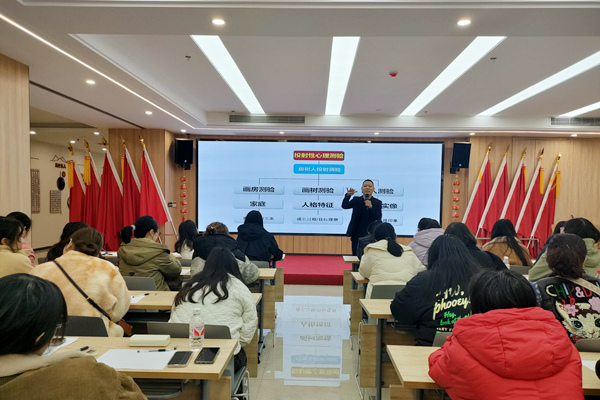 培訓活動現場?；顒臃焦﹫D