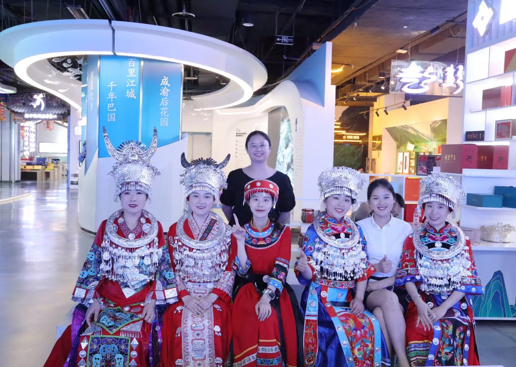 張堯（后）帶領阿依河、烏江畫廊景區講解員參加導游詞講解比賽。受訪者供圖