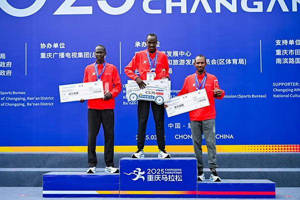 獲獎選手領獎。主辦方供圖