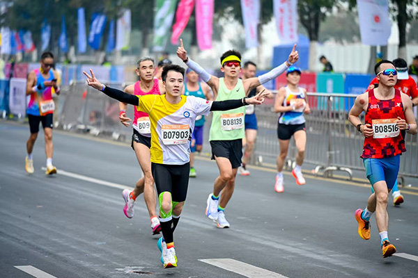 2025重慶馬拉松在南濱路激情開跑。主辦方供圖