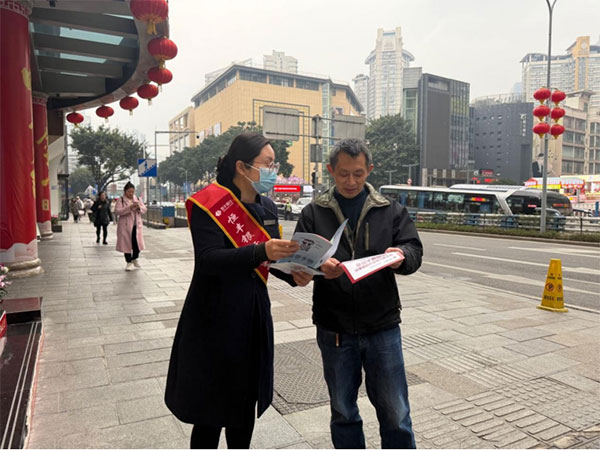 幫助老年群眾辨別電信網絡詐騙。恒豐銀行重慶分行供圖