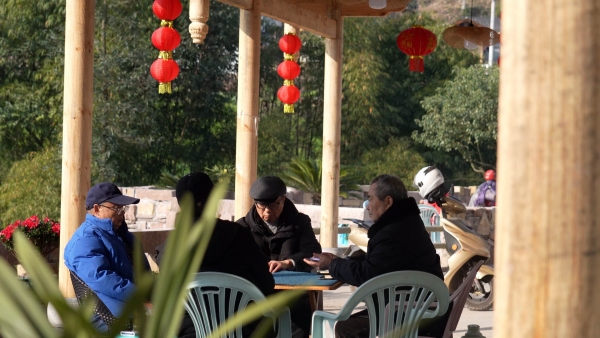 居民盡享午后悠閑。大足區融媒體中心供圖