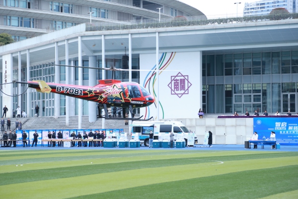 直升機懸停技術演示。張源攝