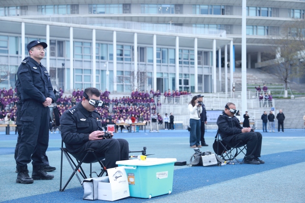 穿越機飛行操作。張源攝