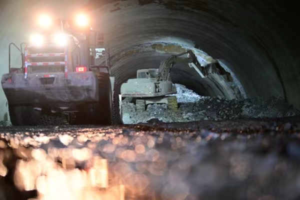 隧道內施工現場。郭旭攝