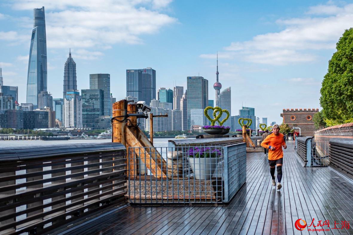 清晨，市民在楊浦濱江運動。 人民網記者 王初攝