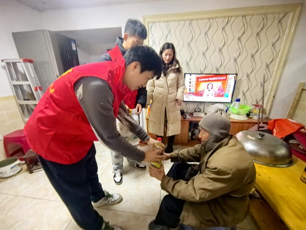 志愿者探訪獨居老人。受訪者供圖