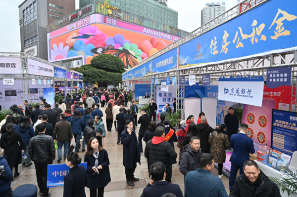 2025重慶春交會現場，市民趕來淘房。鄒樂攝