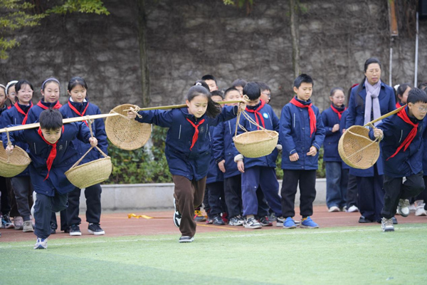 農耕主題游戲。金山學校教育集團供圖