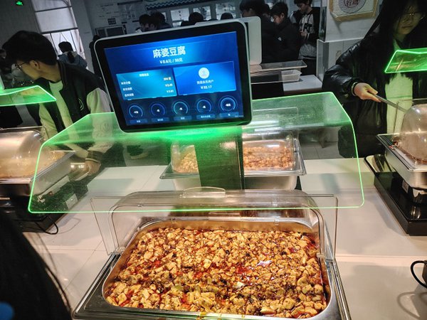 自助打餐臺展示。重慶市農產品集團供圖