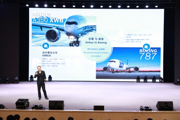 西部航空飛行員講授飛行知識。重慶八中供圖