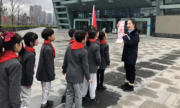 郵儲銀行青年志愿者為學生講解反假幣知識。郵儲銀行重慶分行供圖