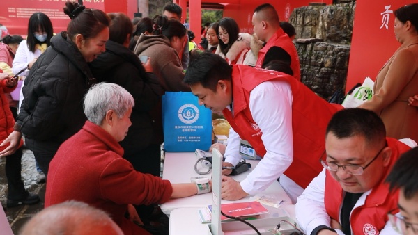 進行愛心體檢。銅梁區委宣傳部供圖