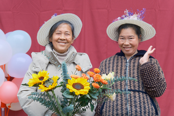 村民打卡留念，綻放“最美笑容”。主辦方供圖