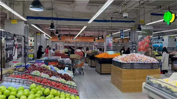 顧客正在選購商品。永輝超市供圖