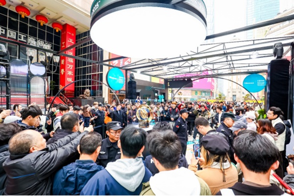 2025世俱杯獎杯亮相海信重慶解放碑快閃店。海信供圖