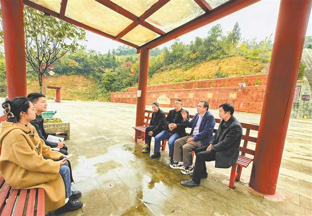 楊關村與楊柳關村組建聯合黨支部，成立楊柳關戰役遺址保護黨員先鋒隊， 時常召開“碰頭會”。記者 彭瑜 攝/視覺重慶