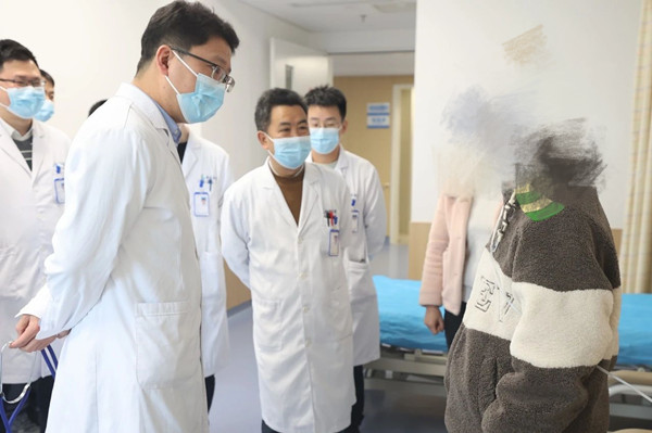 姚珂（正中間）帶領科室團隊查房。重慶西區醫院供圖
