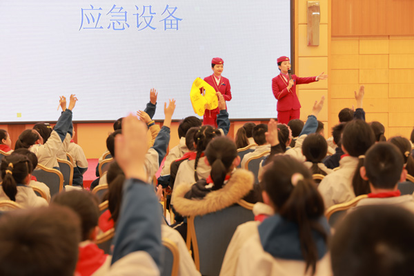 乘務員和學生開展互動問答。天臺崗雅居樂小學供圖
