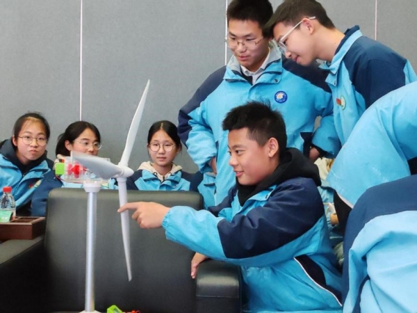 學生們動手組裝風力發電機模型。主辦方供圖