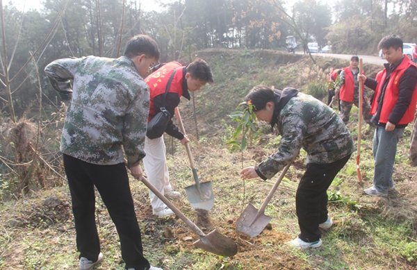 植樹現場。侯希夏攝
