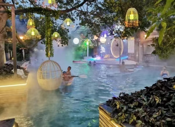 泡溫泉感受暖意。東溫泉鎮供圖