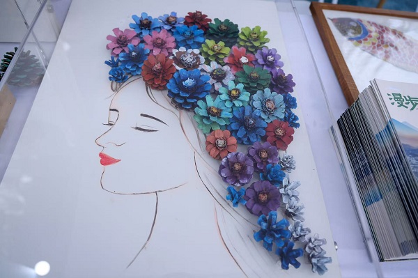 自然市集上，用松果制作的藝術品。重慶市林業局供圖