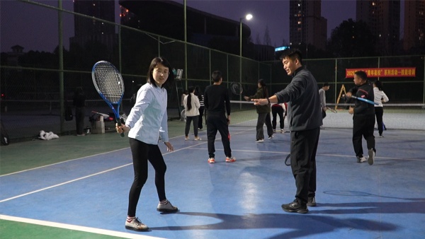 青年學習網球。陸雨秋攝