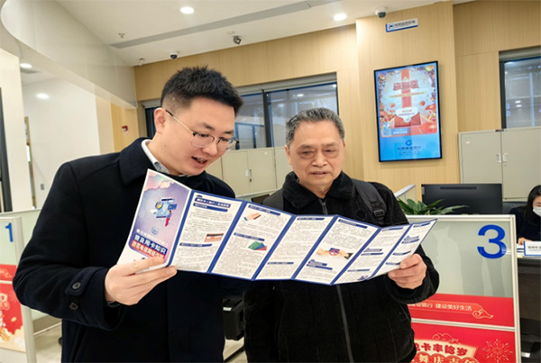 為群眾講解金融知識。建行重慶市分行供圖