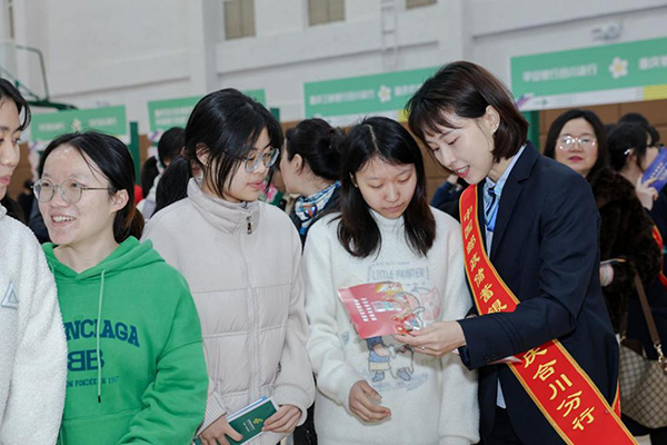 合川分行工作人員為學生講解金融知識。郵儲銀行重慶分行供圖