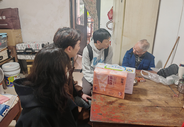 志愿者們看望慰問社區老人。重慶理工大學供圖