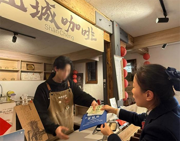 為商戶發放宣傳折頁。交通銀行重慶市分行供圖