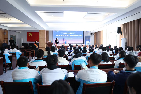 走進學校開展金融知識宣講。中信銀行重慶分行供圖